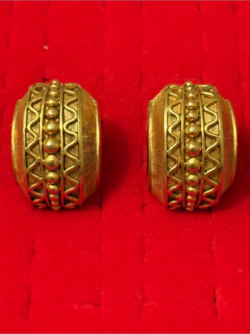 Vintage Diva Gold-Tone Textured Hoop Clip Earrings Statement 80s  Women Jewelry